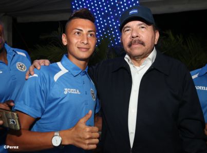 Presidente Daniel recibe de la selección nicaragüense de fútbol la Antorcha de la Independencia y la Unidad Centroamericana