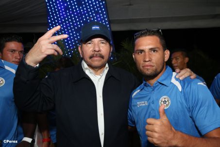 Presidente Daniel recibe de la selección nicaragüense de fútbol la Antorcha de la Independencia y la Unidad Centroamericana