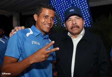 Presidente Daniel recibe de la selección nicaragüense de fútbol la Antorcha de la Independencia y la Unidad Centroamericana