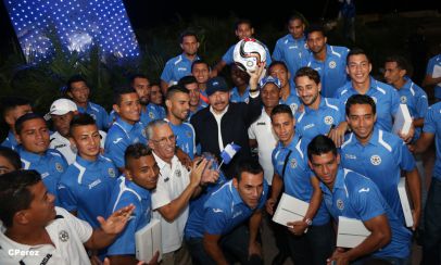 Presidente Daniel recibe de la selección nicaragüense de fútbol la Antorcha de la Independencia y la Unidad Centroamericana