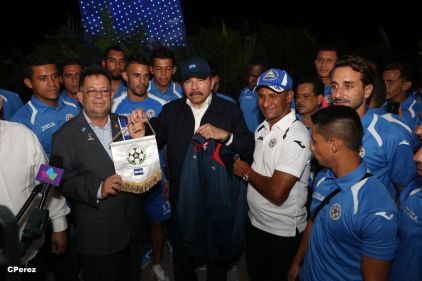 Presidente Daniel recibe de la selección nicaragüense de fútbol la Antorcha de la Independencia y la Unidad Centroamericana