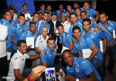 Presidente Daniel recibe de la selección nicaragüense de fútbol la Antorcha de la Independencia y la Unidad Centroamericana