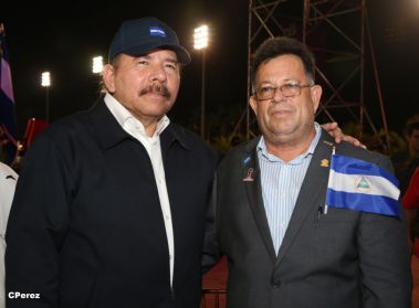 Presidente Daniel recibe de la selección nicaragüense de fútbol la Antorcha de la Independencia y la Unidad Centroamericana