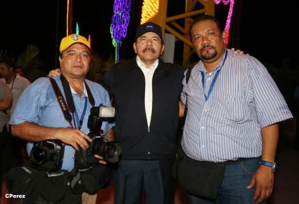 Presidente Daniel recibe de la selección nicaragüense de fútbol la Antorcha de la Independencia y la Unidad Centroamericana