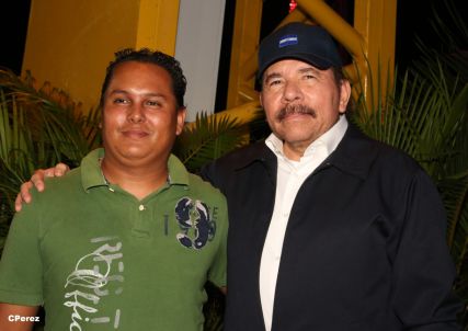 Presidente Daniel recibe de la selección nicaragüense de fútbol la Antorcha de la Independencia y la Unidad Centroamericana