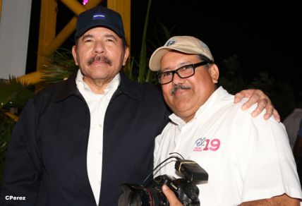 Presidente Daniel recibe de la selección nicaragüense de fútbol la Antorcha de la Independencia y la Unidad Centroamericana