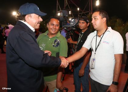 Presidente Daniel recibe de la selección nicaragüense de fútbol la Antorcha de la Independencia y la Unidad Centroamericana