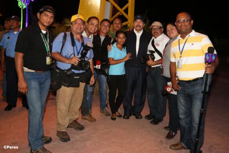 Presidente Daniel recibe de la selección nicaragüense de fútbol la Antorcha de la Independencia y la Unidad Centroamericana