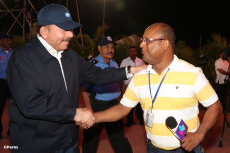 Presidente Daniel recibe de la selección nicaragüense de fútbol la Antorcha de la Independencia y la Unidad Centroamericana