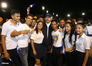 Presidente Daniel recibe de la selección nicaragüense de fútbol la Antorcha de la Independencia y la Unidad Centroamericana