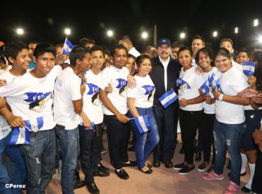Presidente Daniel recibe de la selección nicaragüense de fútbol la Antorcha de la Independencia y la Unidad Centroamericana