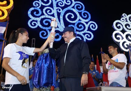 Presidente Daniel recibe de la selección nicaragüense de fútbol la Antorcha de la Independencia y la Unidad Centroamericana