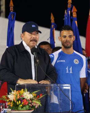 Presidente Daniel recibe de la selección nicaragüense de fútbol la Antorcha de la Independencia y la Unidad Centroamericana