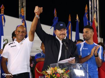 Presidente Daniel recibe de la selección nicaragüense de fútbol la Antorcha de la Independencia y la Unidad Centroamericana