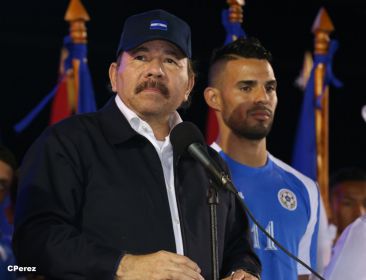 Presidente Daniel recibe de la selección nicaragüense de fútbol la Antorcha de la Independencia y la Unidad Centroamericana