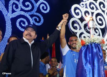 Presidente Daniel recibe de la selección nicaragüense de fútbol la Antorcha de la Independencia y la Unidad Centroamericana