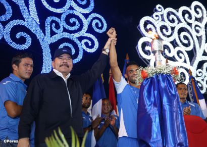 Presidente Daniel recibe de la selección nicaragüense de fútbol la Antorcha de la Independencia y la Unidad Centroamericana
