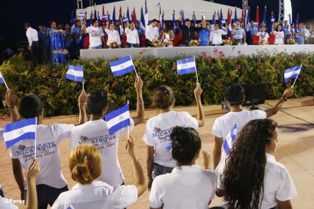 Presidente Daniel recibe de la selección nicaragüense de fútbol la Antorcha de la Independencia y la Unidad Centroamericana