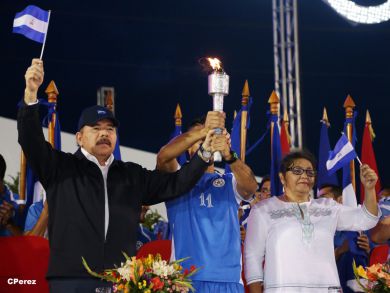 Presidente Daniel recibe de la selección nicaragüense de fútbol la Antorcha de la Independencia y la Unidad Centroamericana