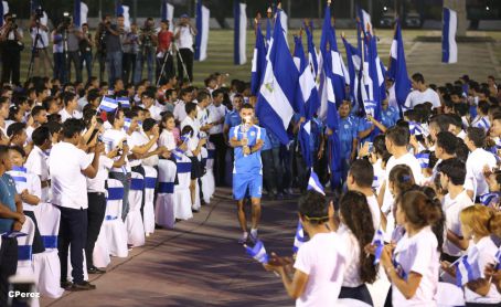 Presidente Daniel recibe de la selección nicaragüense de fútbol la Antorcha de la Independencia y la Unidad Centroamericana