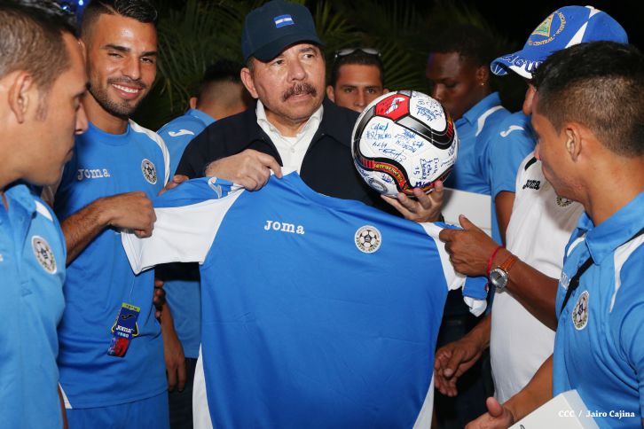 Presidente Daniel recibe de la selección nicaragüense de fútbol la Antorcha de la Independencia y la Unidad Centroamericana