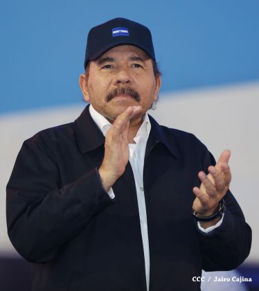 Presidente Daniel recibe de la selección nicaragüense de fútbol la Antorcha de la Independencia y la Unidad Centroamericana