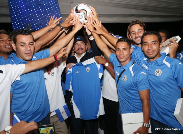 Presidente Daniel recibe de la selección nicaragüense de fútbol la Antorcha de la Independencia y la Unidad Centroamericana