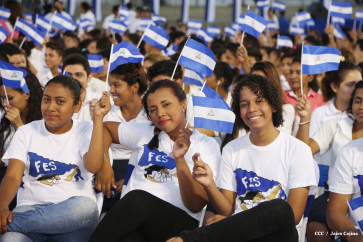 Presidente Daniel recibe de la selección nicaragüense de fútbol la Antorcha de la Independencia y la Unidad Centroamericana