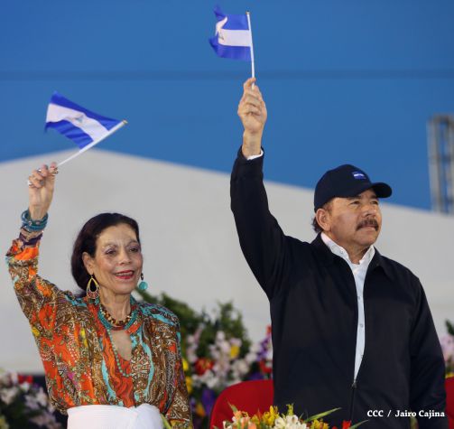 Presidente Daniel recibe de la selección nicaragüense de fútbol la Antorcha de la Independencia y la Unidad Centroamericana