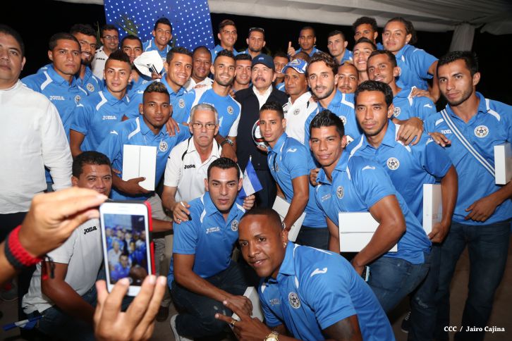 Presidente Daniel recibe de la selección nicaragüense de fútbol la Antorcha de la Independencia y la Unidad Centroamericana