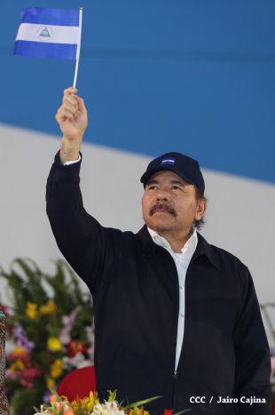 Presidente Daniel recibe de la selección nicaragüense de fútbol la Antorcha de la Independencia y la Unidad Centroamericana