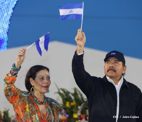 Presidente Daniel recibe de la selección nicaragüense de fútbol la Antorcha de la Independencia y la Unidad Centroamericana