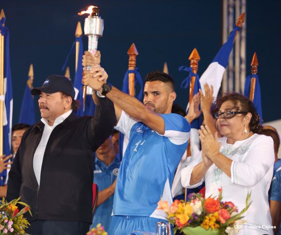 Presidente Daniel recibe de la selección nicaragüense de fútbol la Antorcha de la Independencia y la Unidad Centroamericana