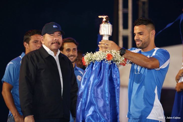 Presidente Daniel recibe de la selección nicaragüense de fútbol la Antorcha de la Independencia y la Unidad Centroamericana