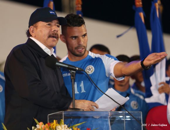 Presidente Daniel recibe de la selección nicaragüense de fútbol la Antorcha de la Independencia y la Unidad Centroamericana