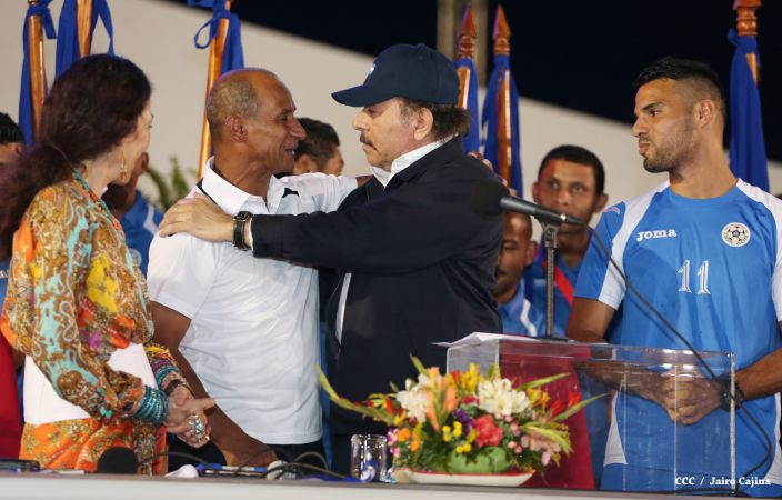 Presidente Daniel recibe de la selección nicaragüense de fútbol la Antorcha de la Independencia y la Unidad Centroamericana