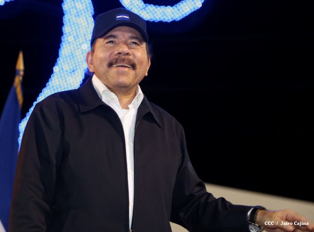 Presidente Daniel recibe de la selección nicaragüense de fútbol la Antorcha de la Independencia y la Unidad Centroamericana