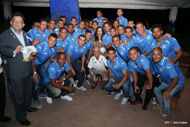 Presidente Daniel recibe de la selección nicaragüense de fútbol la Antorcha de la Independencia y la Unidad Centroamericana