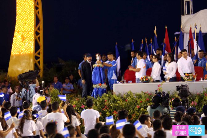 Presidente Daniel recibe de la selección nicaragüense de fútbol la Antorcha de la Independencia y la Unidad Centroamericana