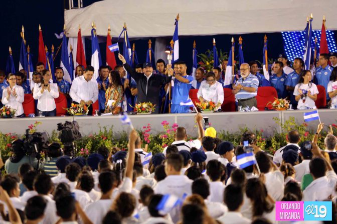 Presidente Daniel recibe de la selección nicaragüense de fútbol la Antorcha de la Independencia y la Unidad Centroamericana