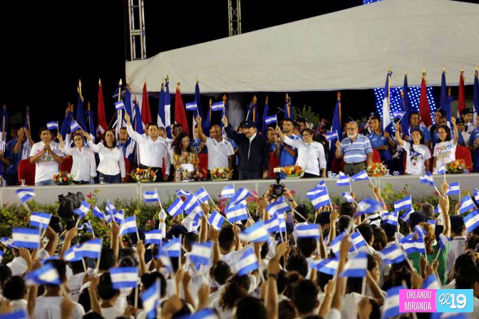 Presidente Daniel recibe de la selección nicaragüense de fútbol la Antorcha de la Independencia y la Unidad Centroamericana