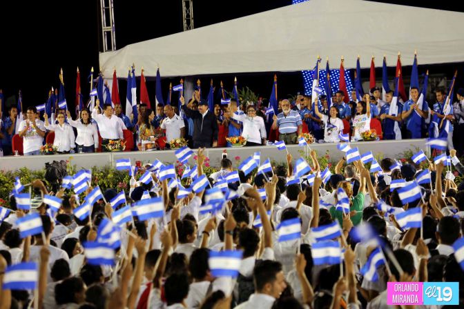 Presidente Daniel recibe de la selección nicaragüense de fútbol la Antorcha de la Independencia y la Unidad Centroamericana