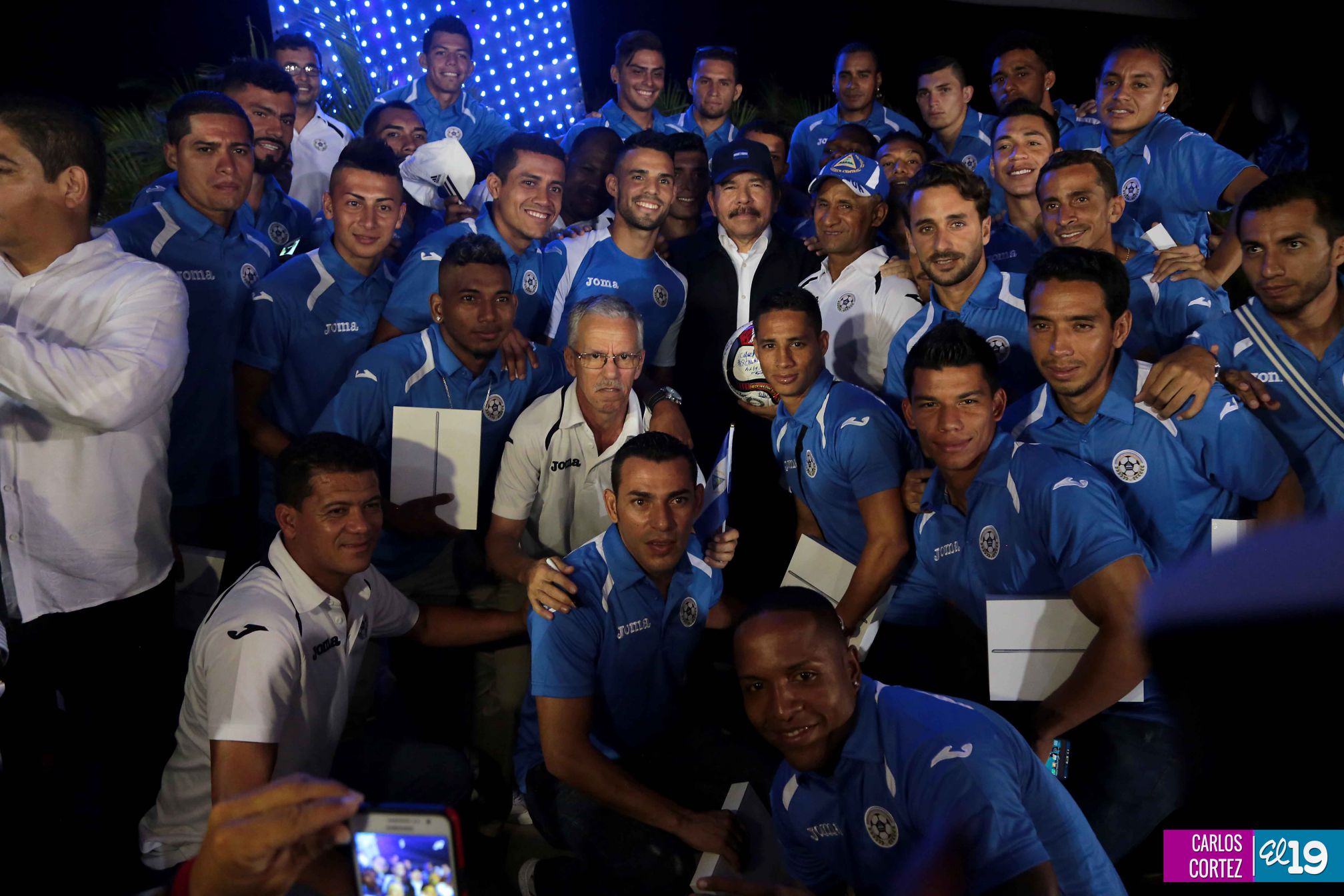 Presidente Daniel recibe de la selección nicaragüense de fútbol la Antorcha de la Independencia y la Unidad Centroamericana