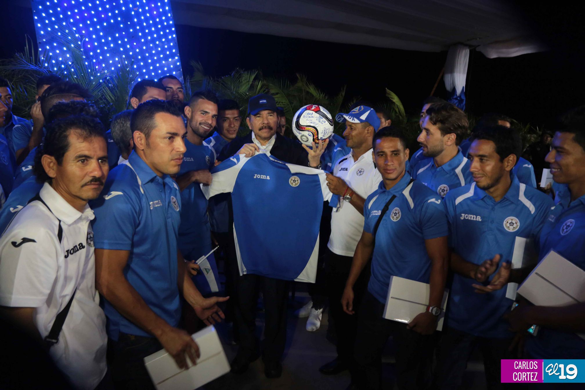 Presidente Daniel recibe de la selección nicaragüense de fútbol la Antorcha de la Independencia y la Unidad Centroamericana