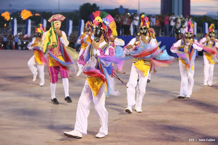 Presidente Daniel y Compañera Rosario participan del Desfile Patrio 2015