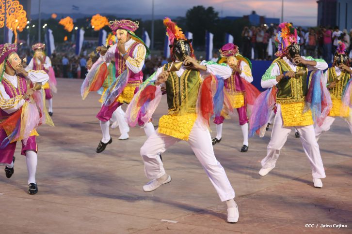 Presidente Daniel y Compañera Rosario participan del Desfile Patrio 2015