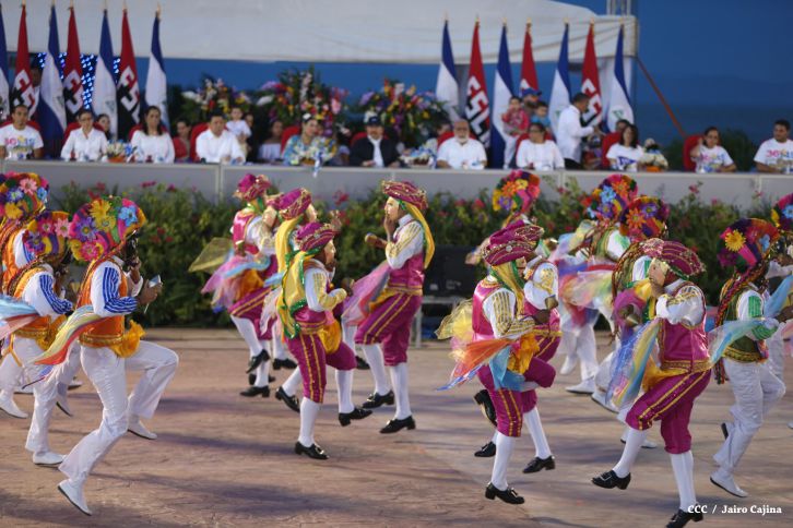 Presidente Daniel y Compañera Rosario participan del Desfile Patrio 2015