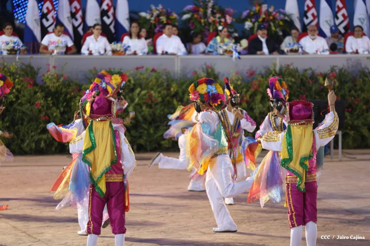 Presidente Daniel y Compañera Rosario participan del Desfile Patrio 2015