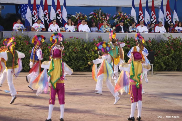 Presidente Daniel y Compañera Rosario participan del Desfile Patrio 2015