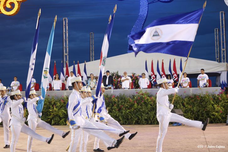 Presidente Daniel y Compañera Rosario participan del Desfile Patrio 2015
